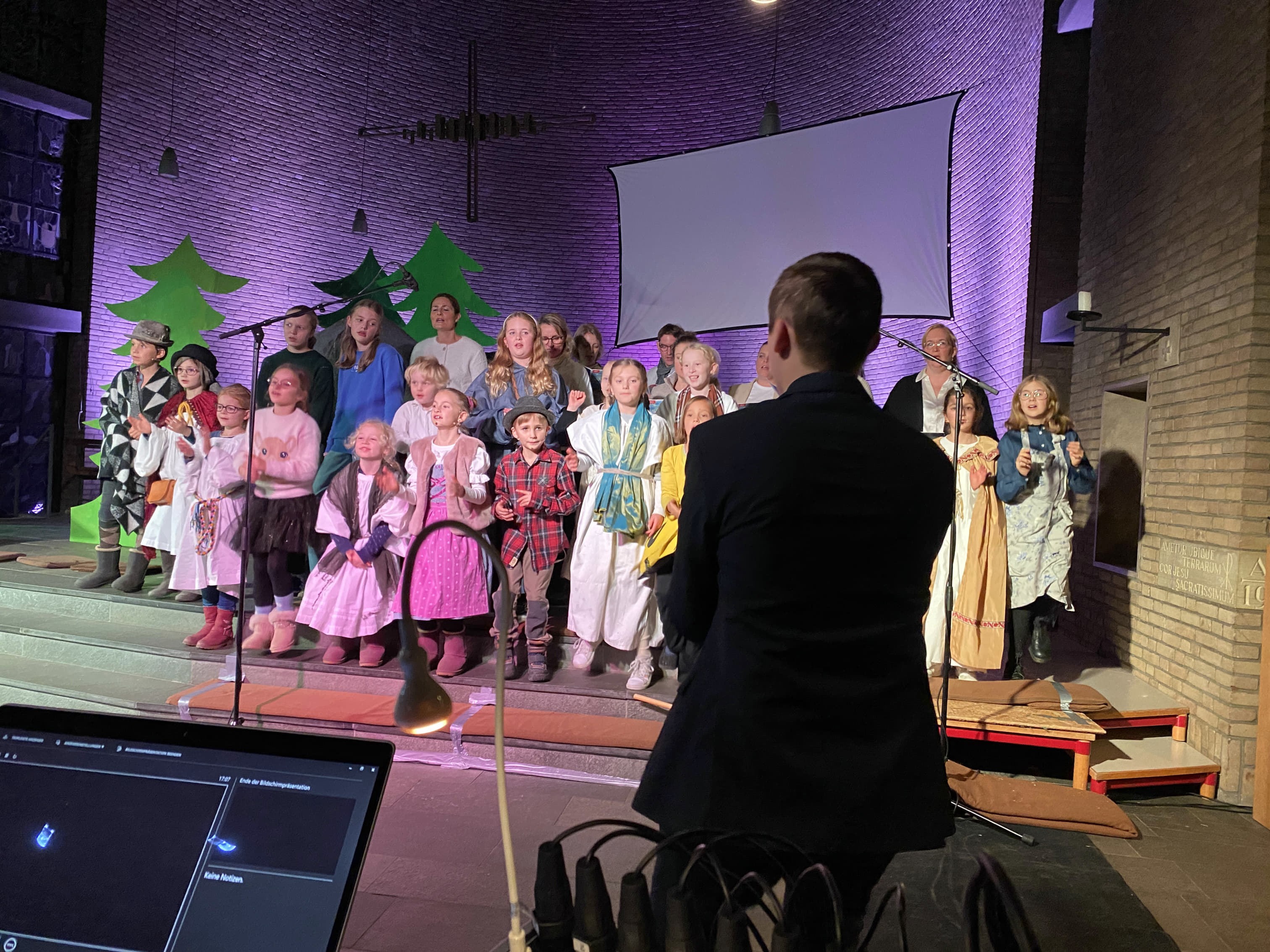 Der Familienchor singt das Musical "Der barmherzige Samariter"