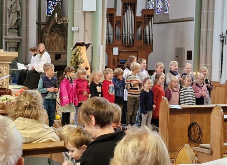 Die Bibeltags-Kinder singen im Gottesdienst Die Bibeltags-Kinder singen im Gottesdienst