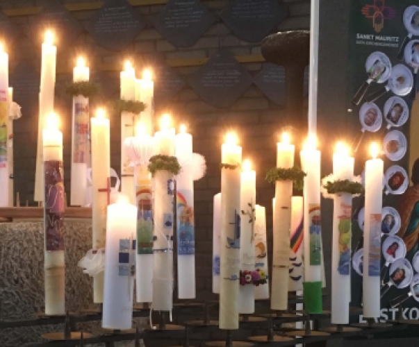 Die Kerzen der Erstkommunionkinder am Kirchort Margareta