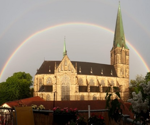Kirche unterm Regenbogen