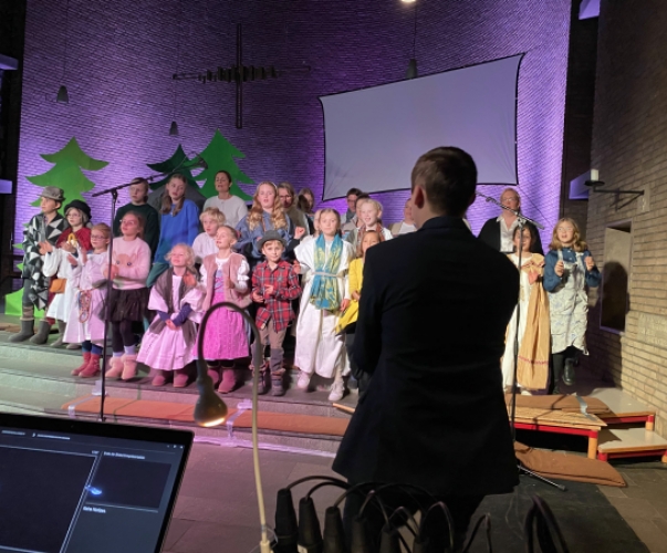 Der Familienchor singt das Musical "Der barmherzige Samariter"