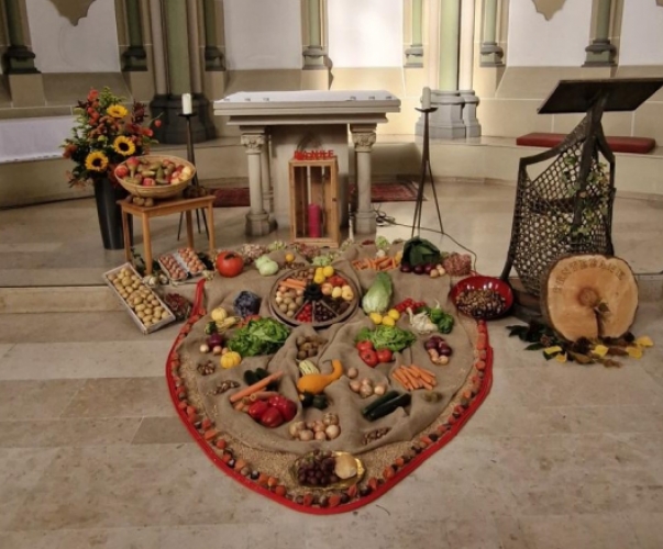 Blick auf den Erntedank-Altar