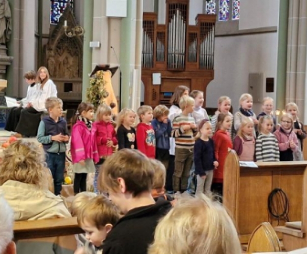 Die Bibeltags-Kinder singen im Gottesdienst Die Bibeltags-Kinder singen im Gottesdienst