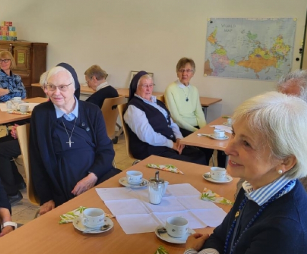 Gemeindemitgloieder und Ordensfrauen Gemeindemitglieder und Ordensfrauen