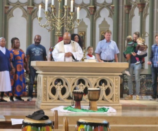 Gemeinschaft rund um den Altar Gemeinschaft rund um den Altar